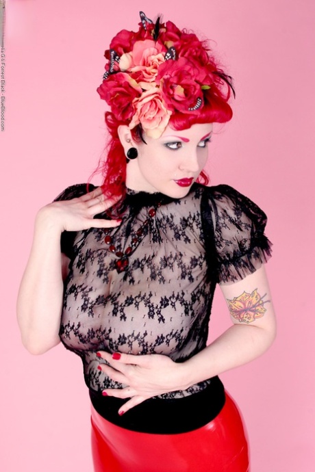 tattooed bbw amber plays with her hitachi nude image
