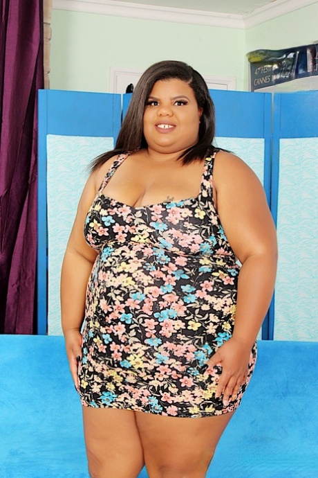 cute thick brunette hd pics