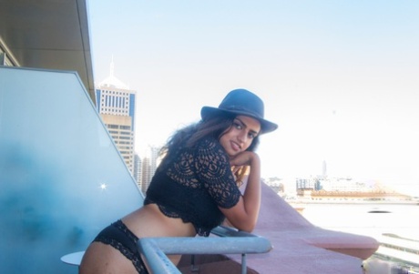 slim thick light skin girl hot sexy pictures