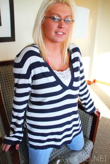 thick femboy twerking top gallery
