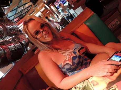 thick blonde babe hd image
