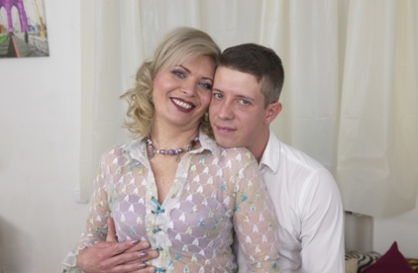 some guy enjoys in his chubby girlfriend hd photo
