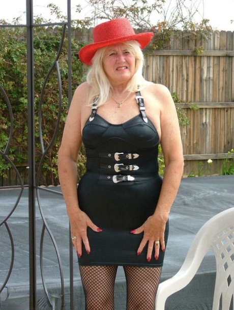chubby mature slut playing with her pussy mature wild hot sexy gallery