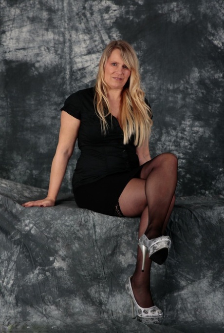 curvy blondes art porn images