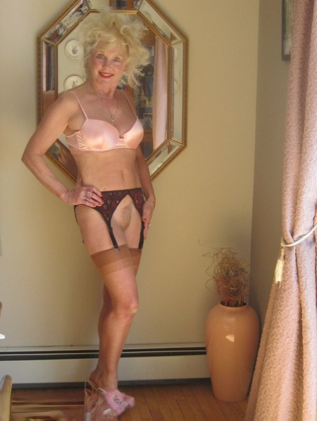thick ebony riding dildo nude pics
