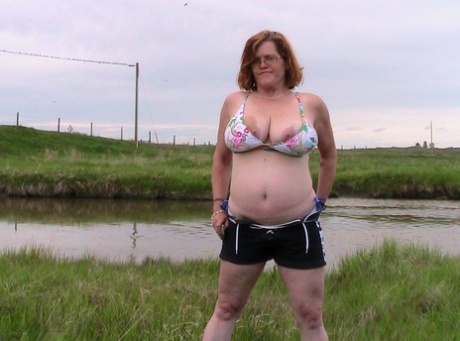 fat girl pierced nipples free naked pictures