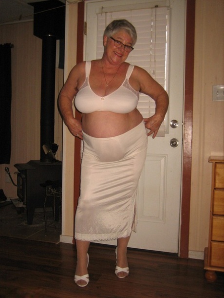 curvy milf comix trailer top gallery