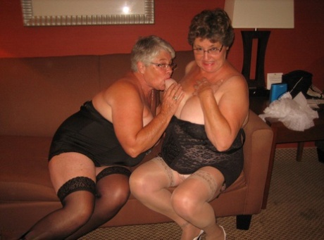 mom and daughter big booty6 free naked pictures