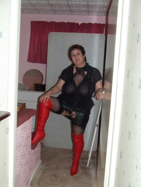 voluptuous porn star teases with her big ass and gets free porn images