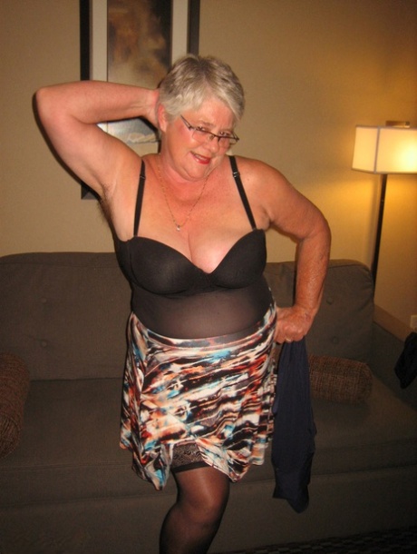 chubby honey rides her dildo hot pic