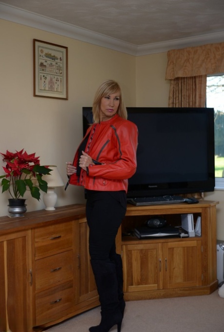mature with fat ass kristina is banging hard in her free naked images