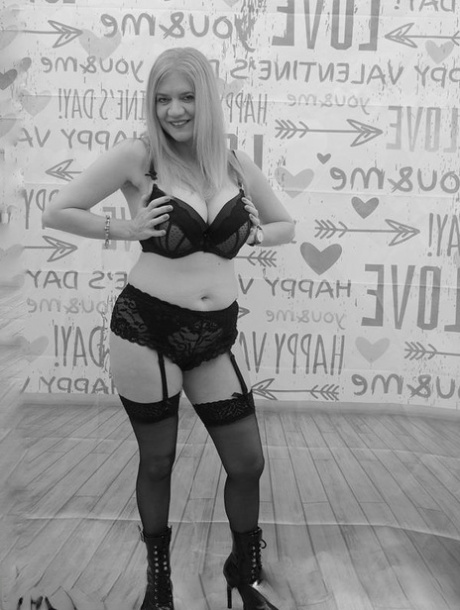 curvy matures erotic galleries