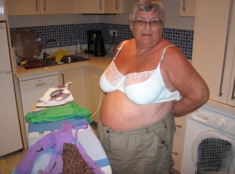 thick lightskin stepmom xxx pic