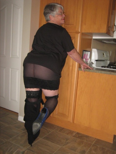 chubby blonde milf masturbating outside nude images