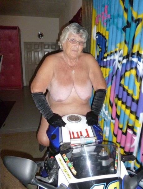 fat curvy milf art naked photo