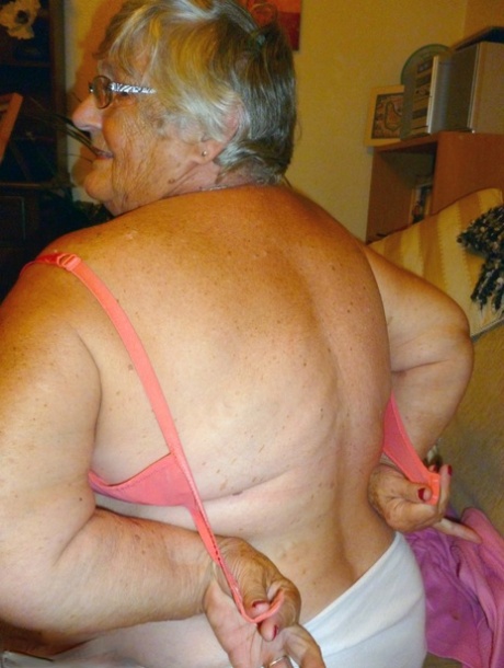voluptuous beauty has a experience nudes images