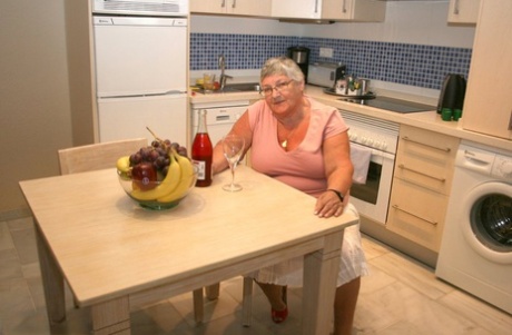 thick thigh granny porno photos