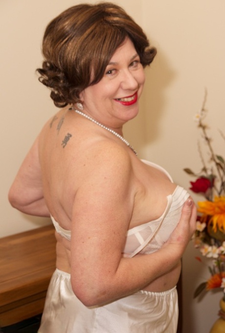 amateur chubby milf standing squirts closeup camshow hd picture