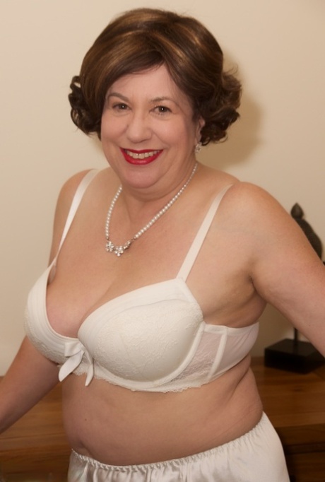 thick wife with huge jugs nude picture