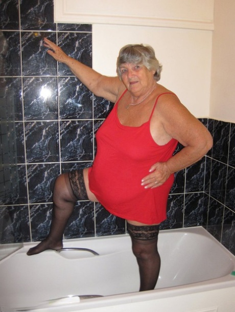chubby milf oiling her curvy body hot naked img