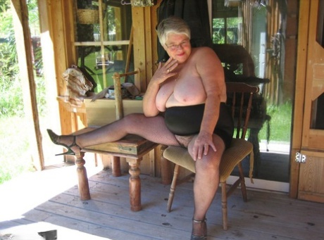 fat girl fucks skinny girl naked pics