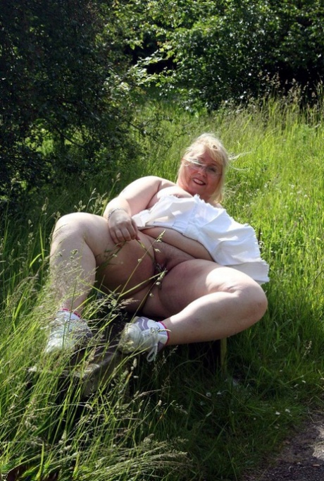 curvy mom home nude photo