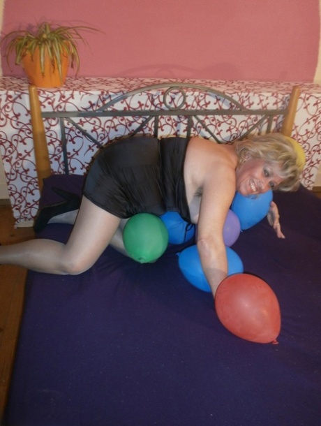thick black girl twerking hot naked photo