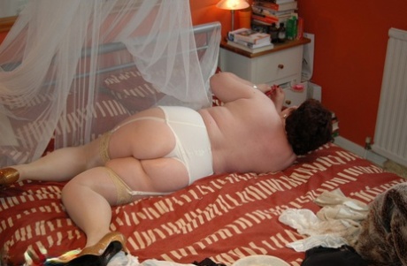 curvy brunette lingerie pornographic pic