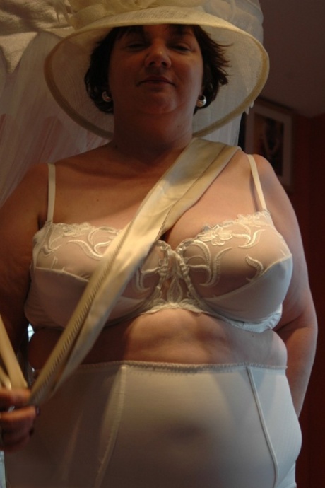 chubby cleavage tight top sexy nudes img