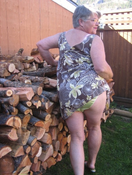 nude mature old plumper women top image