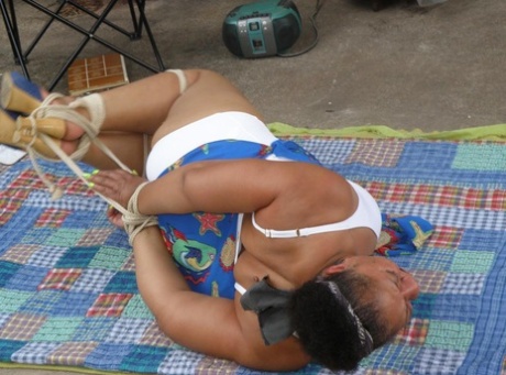thick light skin twerking beautiful photo