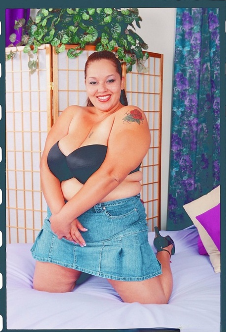 fat chick shows off her butthole erotic images