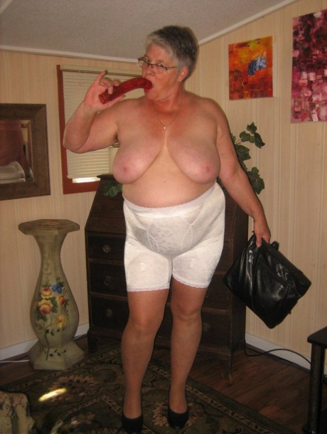 curvy pissing pretty gallery
