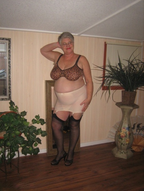 bakas moms: fat tits redemption sexy photos