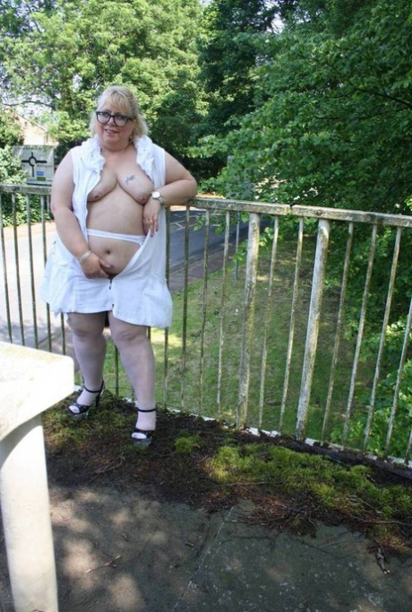 clapping fat cheeks nude image