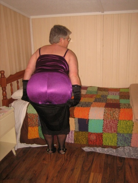 thick booty cougar naked pictures