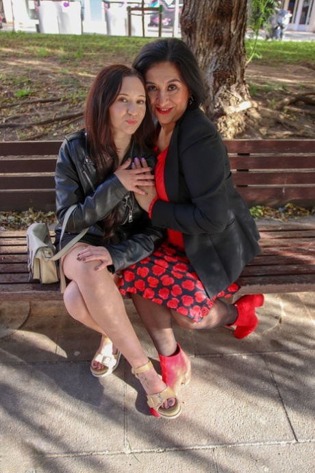 sexymomma chubby lesbian eating out skinny teens pussy free xxx photo