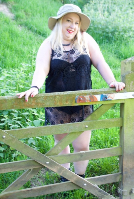 amazing chubby babe masturbates hot sexy pictures