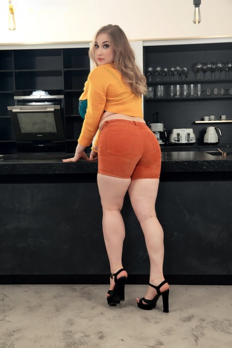 cindy hope curvy blondie cindy hope performs erotic picture