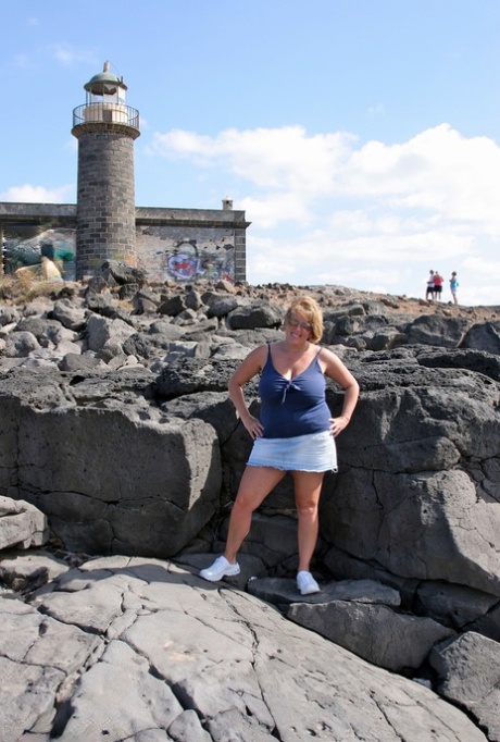Curvy Claire adult model pic