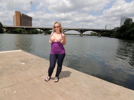 receiving a fat shlong in her mouth top pic