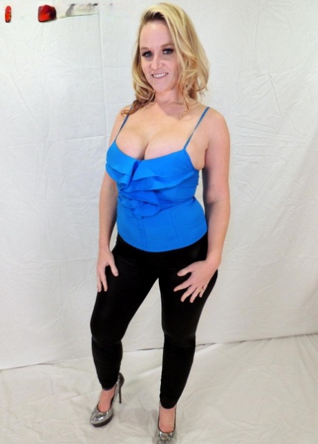 single mother spreads her big ass for money to pay her rent art naked photo