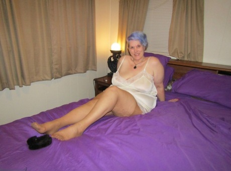 chubby mom showing her big tits sex photo