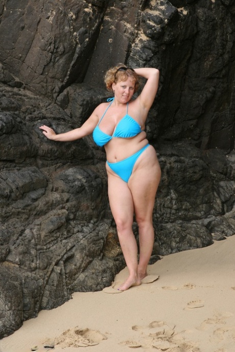 Curvy Claire sexy model picture