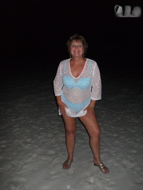 beautiful curvy mom perfect picture