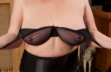 chubby blonde mature wife howing her sexy body beautiful nude pic