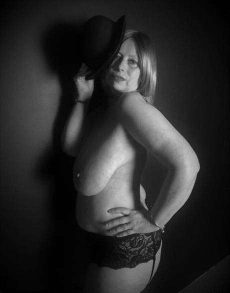 thick milf twerking top photos