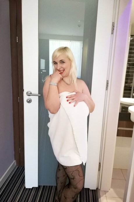 busty curvy milf pussy beautiful naked pic