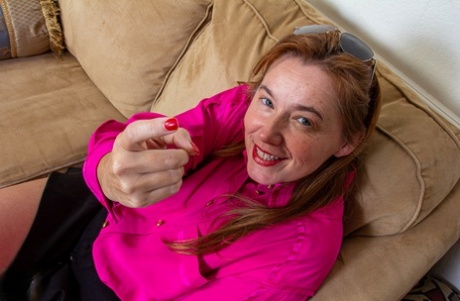 thick ginger mom free naked photo