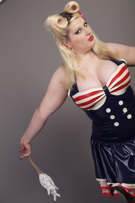 thick femdom pornographic photos